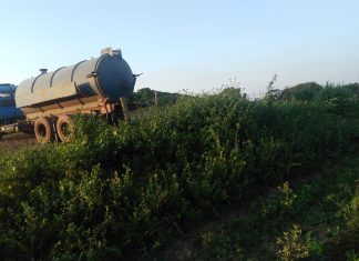 Polícia Civil prende motorista de caminhão limpa-fossa despejando detritos próximo a plantação de legumes no interior do Estado