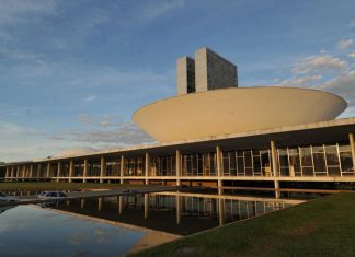 Prefeitos se mobilizam em Brasília contra extinção de municípios