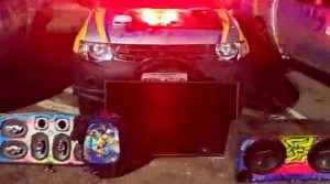 PM encontra som automotivo e aparelho de TV dentro de carro e prende três homens suspeitos de furto