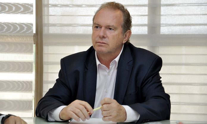 Governador Mauro Carlesse mantém jornada reduzida para servidores e prorroga a suspensão das aulas