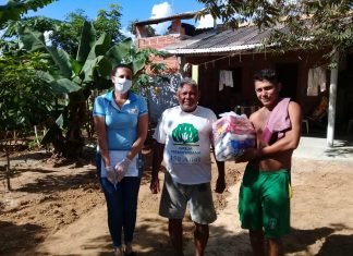 Moradores da Vila dos Pescadores no Jardim Taquari recebem equipe do Cras