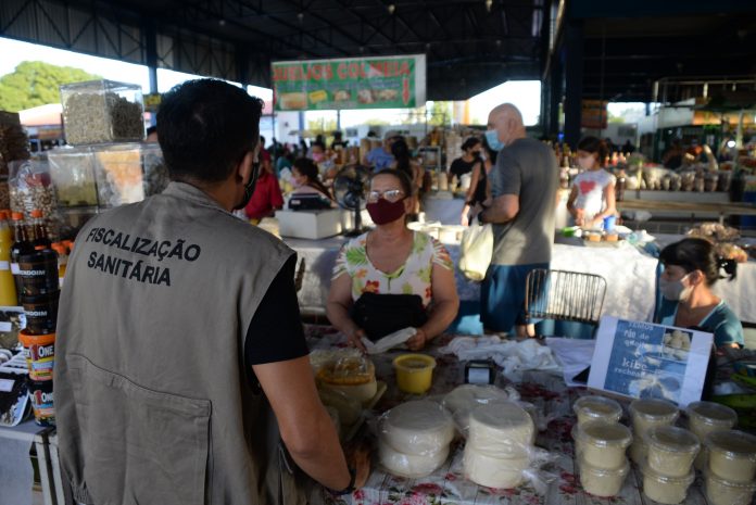 Vigilância Sanitária reforça medidas de segurança contra Covid-19 nas feiras da Capital