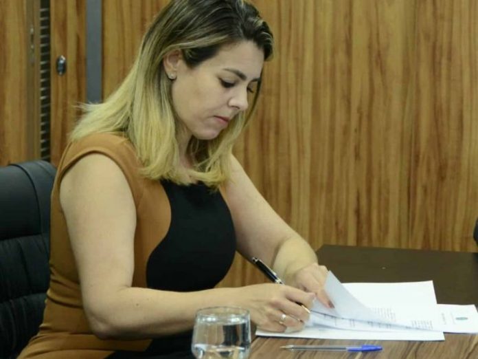 Prefeita avalia decretar toque de recolher em Palmas após aumento de casos de covid-19