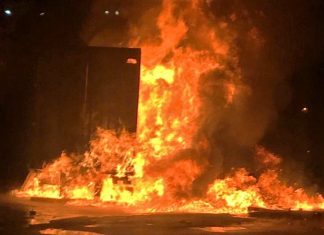 Bombeiros militares são acionados para combater incêndio em reboque de carreta em Porto Nacional