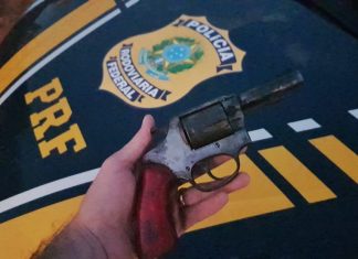 Homem é preso ao ser flagrado com arma de fogo irregular no porta-malas de carro