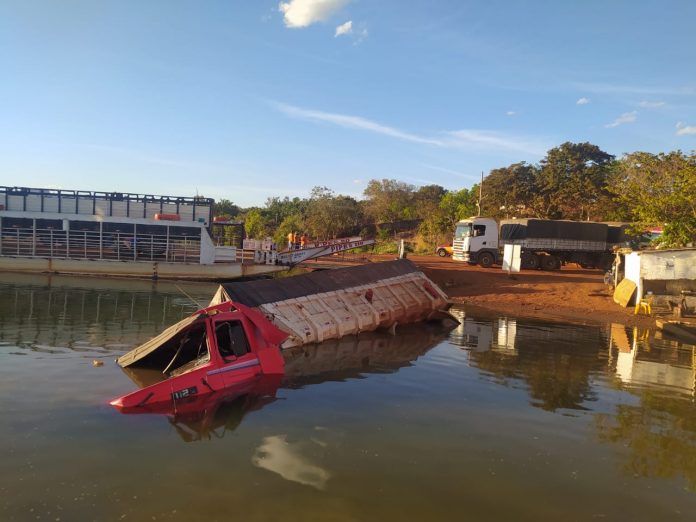 Caminhão fica parcialmente submerso após descer rampa de acesso à balsa, em Porto Nacional