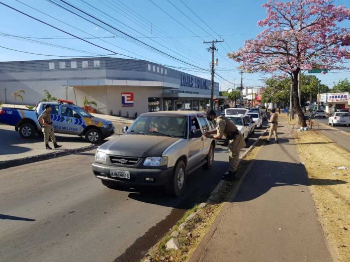Blitz educativa em prol do ciclista é desenvolvida pela PM na região sul de Palmas
