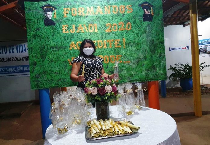 Concluintes da EJA do Colégio Estadual São José têm formatura Drive Thru