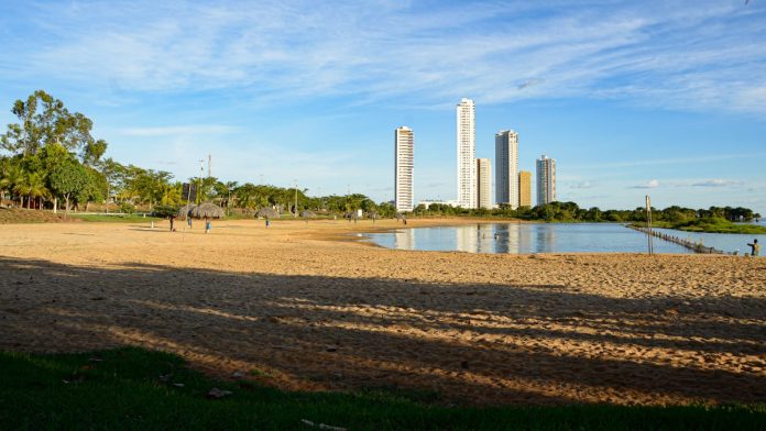 Covid-19: passeios em praias, parques e cachoeiras devem ser evitados como medida de proteção, diz especialista