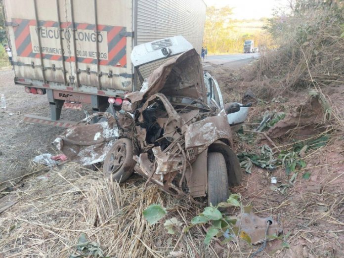 Quatro pessoas morrem e duas ficam feridas em grave acidente na BR-153, região central do estado
