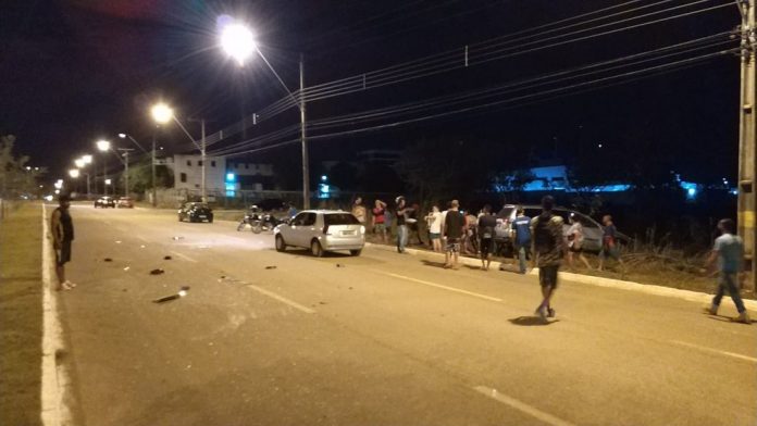 Motorista fica ferido após capotar caminhonete no centro de Palmas