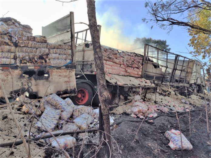 Fogo atinge carreta com carga de arroz na BR-153
