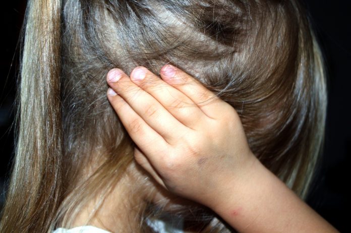 Crianças e adolescentes representam pelo menos 63% das vítimas de estupros no Brasil