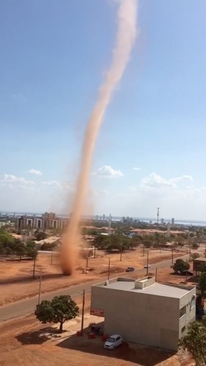 Redemoinho gigante se forma em avenida, atrapalha trânsito e impressiona moradores em Palmas