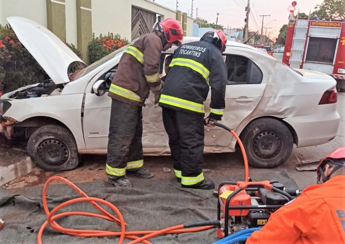 Dianópolis: bombeiros militares desencarceram motorista de veículo após colisão em poste