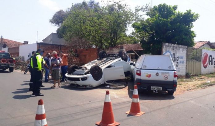 Veículo com criança capota após colisão e fica com as rodas para cima em Araguaína