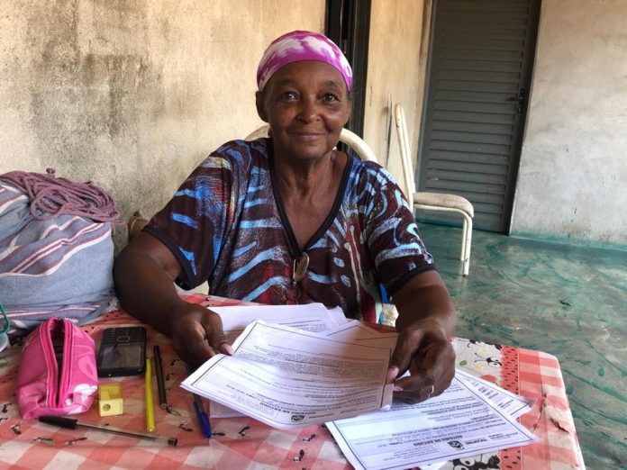 Donas de casa voltam à escola depois de 50 anos para aprender a usar a tecnologia