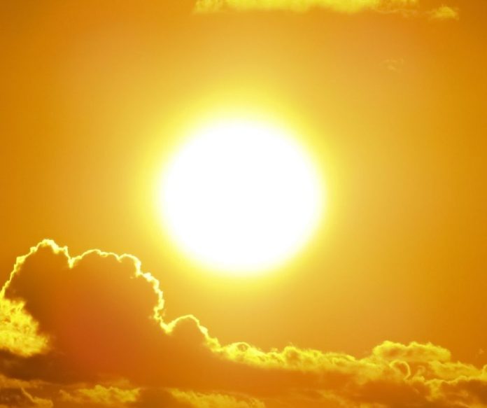 Uma criança morre e outra é internada após ficarem presas dentro de carro no calor