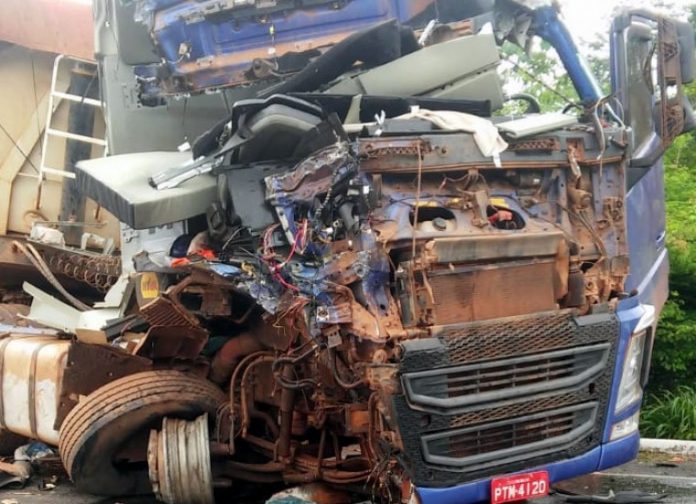Carretas batem de frente e corpo de caminhoneiro fica preso às ferragens na BR-153, no norte do estado