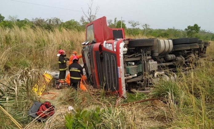 Caminhão tomba na TO-010 após motorista evitar batida de frente, entre Palmas e Lajeado