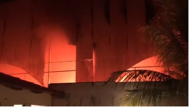 Incêndio destrói mesas e cadeiras em quadra poliesportiva de escola na região norte de Palmas