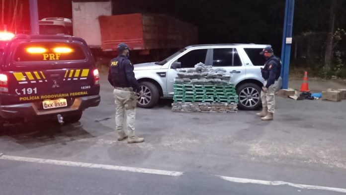 PRF aborda veículo de luxo com 170 kg de droga; casal é preso