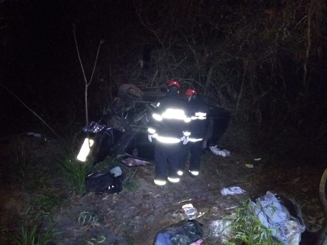 Criança morre e fica presa às ferragens de carro após acidente na BR-153