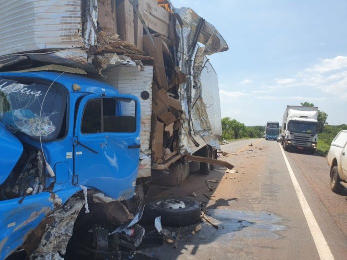 Engavetamento entre ônibus e dois caminhões deixa motorista ferido na BR-153