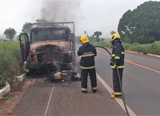 Casal morre em acidente entre um caminhão e uma moto