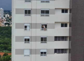 Vídeo mostra mulher se arriscando para limpar vidros em apartamento do 22º andar, em Palmas