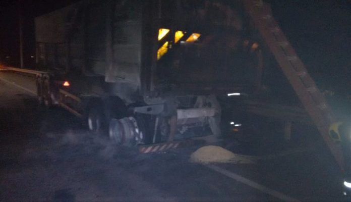 Carreta pega fogo na Ponte da Amizade e bombeiros militares fazem combate com rapidez