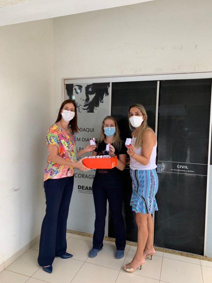 Para-lembrar-as-mulheres-que-elas-estC3A3o-sozinhas-nesta-pandemia-Delegacias-da-Mulher-da-Capital-distribuem-C3A1lcool-em-locais-pC3BAblicos-DICOM-SSP-2