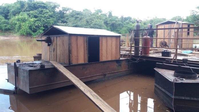 Governo do Tocantins faz reforma em balsa usada na travessia do Manoel Alves Grande, em Goiatins