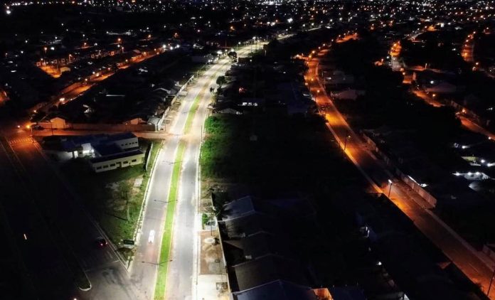 Obra de iluminação da Av. E no bairro Nova Fronteira já está em fase de conclusão
