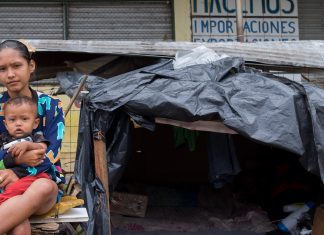 Sem dinheiro, venezuelanos acampam às margens de rodovia na fronteira do Brasil: ‘aqui pelo menos temos comida’