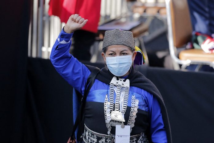 Acadêmica mapuche Elisa Loncón é eleita presidente da Convenção Constitucional do Chile
