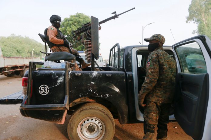 Homens armados sequestram 140 estudantes em escola da Nigéria