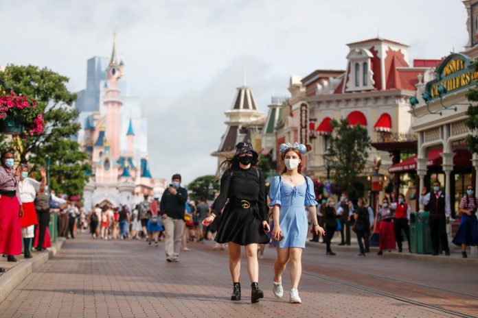 Disney de Paris pede desculpas após impedir mulher de amamentar em público ‘para não chocar clientes estrangeiros’