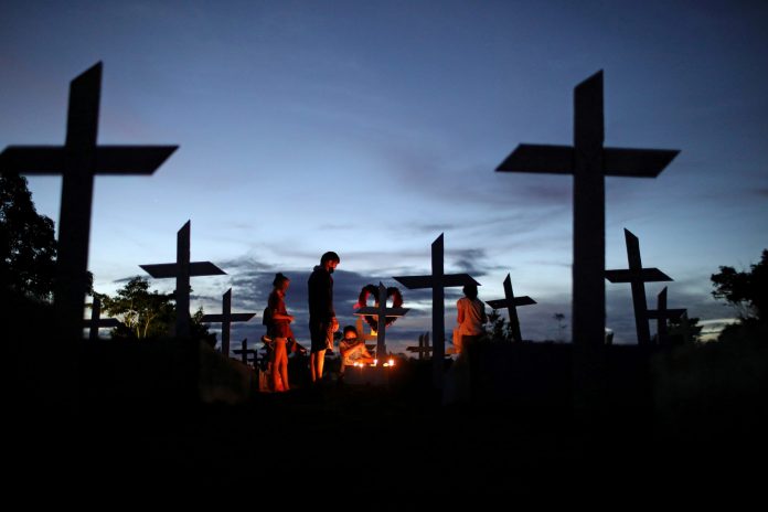 Mundo passa de 4 milhões de mortes por Covid, mas número ‘subestima o total de vítimas’, diz OMS