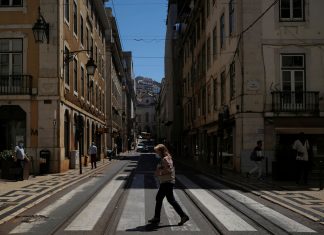 Portugal impõe toque de recolher noturno em áreas para conter pico de Covid-19