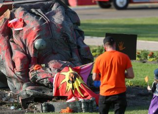 Manifestantes derrubam estátuas das rainhas Vitória e Elizabeth II no Canadá