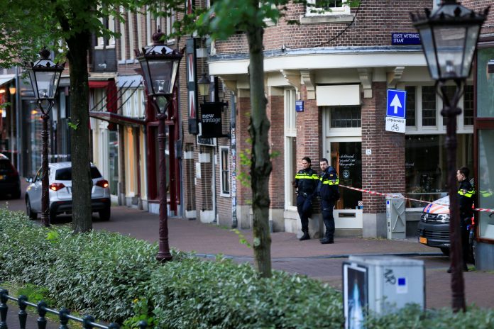 Repórter policial é baleado em rua de Amsterdã, na Holanda