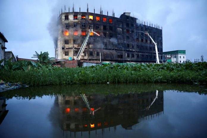 Mais de 40 morrem em incêndio em fábrica em Bangladesh