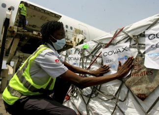 OMS pede a países que aceitem viajantes imunizados com vacinas contra Covid aprovadas pela entidade