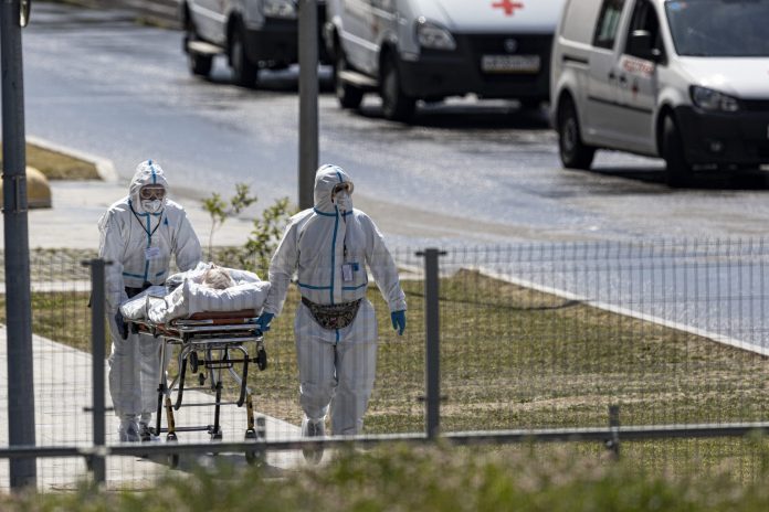 Rússia enfrenta baixa adesão à vacinação com métodos de coerção