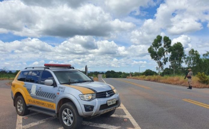 Polícias fazem buscas por suspeitos de matar motociclista em frente a viatura da PM e fugir na TO-222