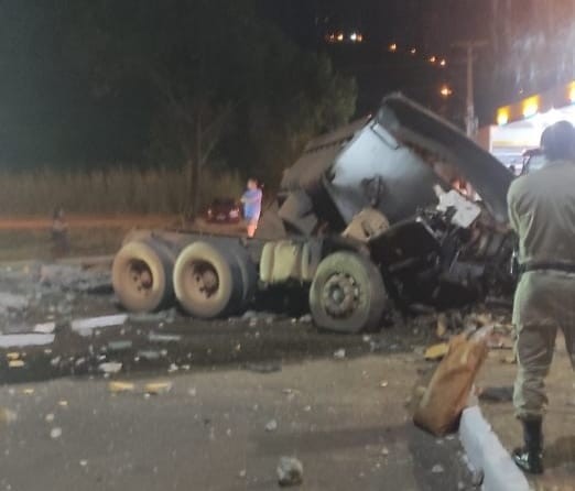 Caminhoneiro morre após bater de frente com placa de concreto na entrada de Paraíso do Tocantins