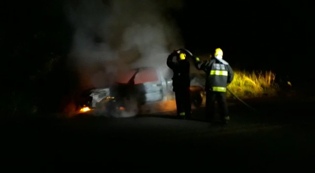 Motorista vê fumaça dentro de caminhonete e escapa momentos antes do veículo ser destruído por incêndio