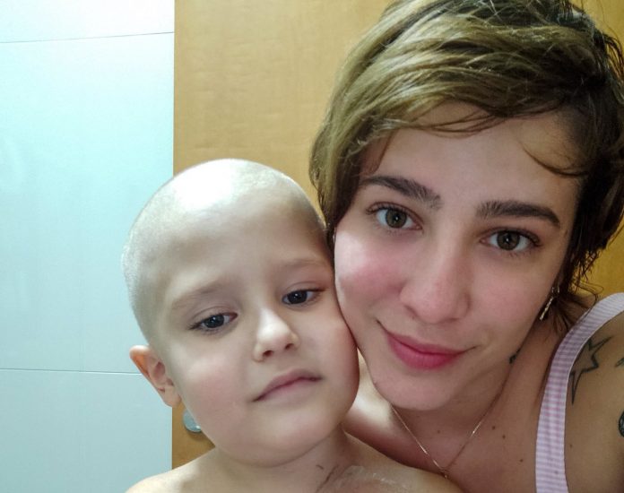 Após corrente na web, mãe do menino Chico consegue arrecadar R$ 96 mil para despesas durante tratamento contra o câncer