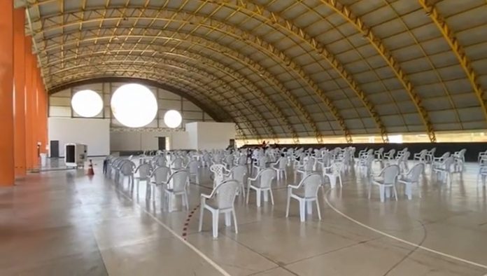 Prefeitura de Araguaína mostra espaço de vacinação contra Covid-19 vazio: ‘Vacinar o vento não dá’